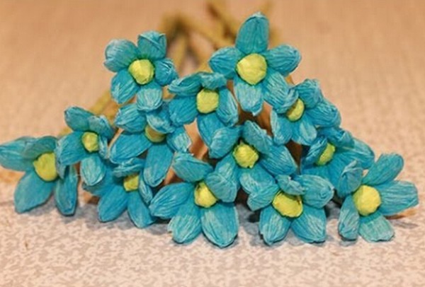 Womens Day paper flower tutorial teaches you how to make crepe paper forget-me-nots by hand