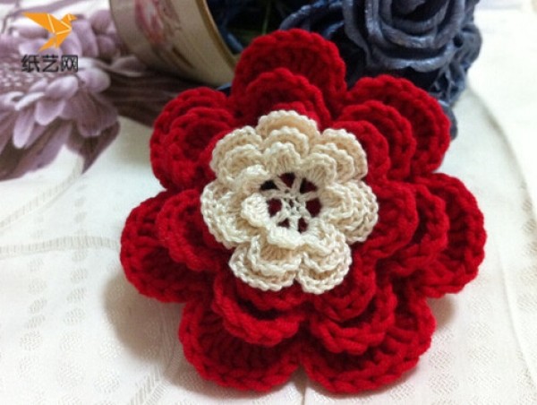 Detailed picture tutorial of crochet handmade three-dimensional flowers