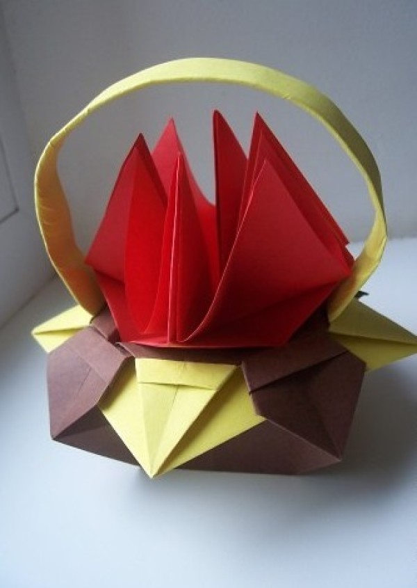 Illustrated tutorial on making handmade origami baskets