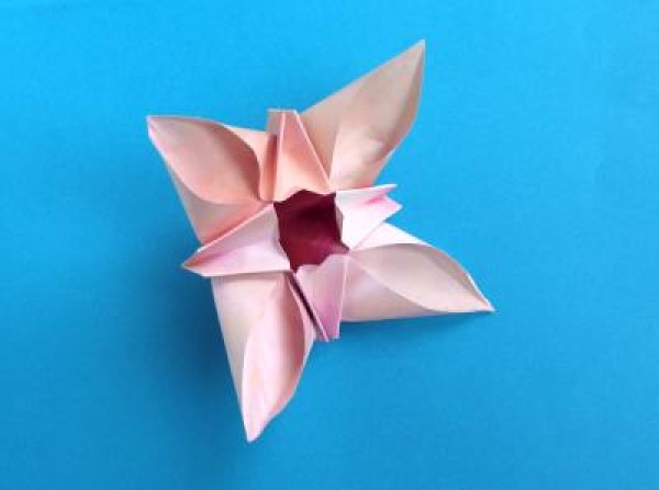 Tutorial on making simple pink origami flowers