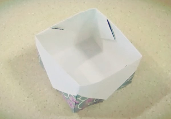 A comprehensive tutorial on origami boxes that teaches you step by step how to make origami storage boxes.