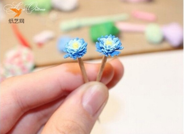 Tutorial on how to make sweet soft clay jewelry with small flower clusters by hand