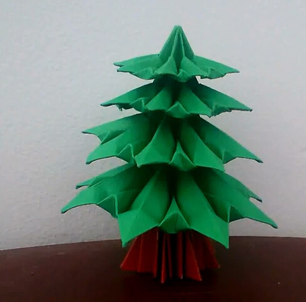 Christmas tree origami tutorial teaches you how to make an origami Christmas tree