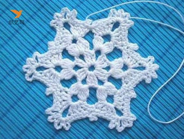 How to use crochet hook? Tutorial on how to make beautiful white snowflakes by hand crocheting