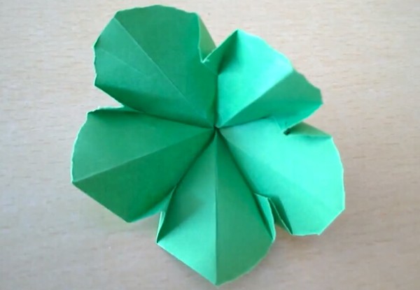 Origami Flower Encyclopedia teaches you how to fold and make handmade five-petal flowers