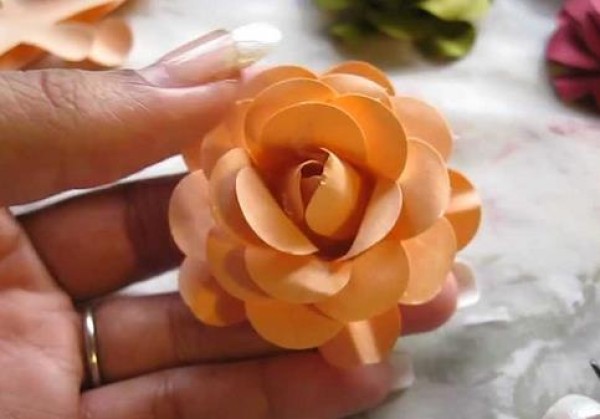 How to fold paper roses - simple handmade folding tutorial for rosettes