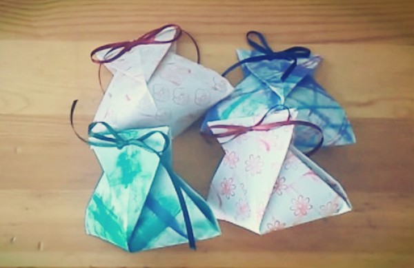 A comprehensive tutorial on New Years origami boxes that teaches you step by step how to make a New Years gift bag.