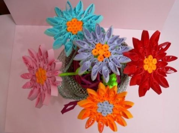 Illustrated tutorial on handmade paper quilling bouquet