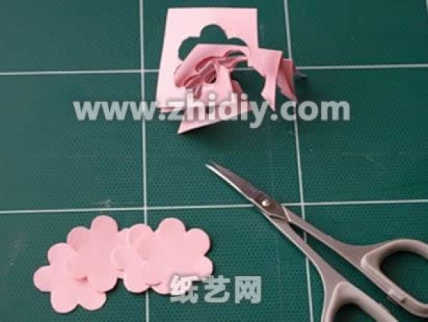 Tutorial on making paper quilled flowers by hand