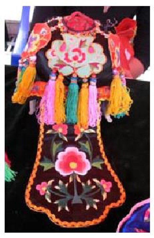 The application of Fuyang paper-cutting in embroidery patterns