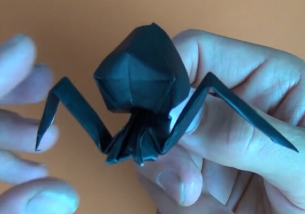 Halloween origami spider tutorial to teach you how to make an origami spider by hand