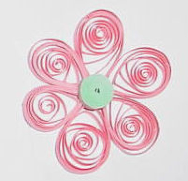 Basics of quilling paper: Use quilling paper to make a six-petal flower