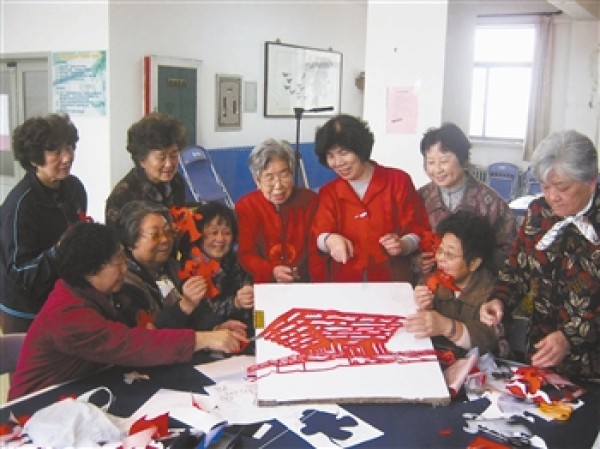 Teacher Sun Xuerong teaches paper cutting in Tianjin Binhai New Area