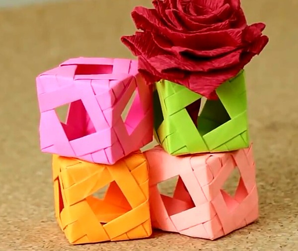 Tutorial on origami making woven cube balls using sticky note paper origami