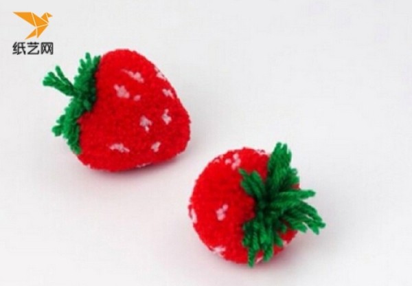 Illustrated tutorial on how to make cute yarn balls with strawberries by hand