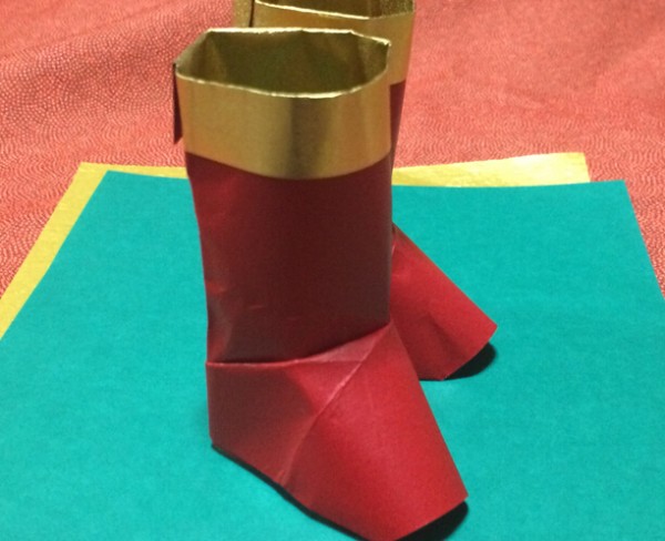 Tutorial on folding origami Santa Claus boots for Christmas