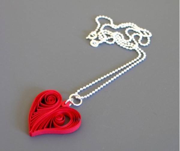 DIY tutorial for quilling paper heart pendants on Valentine’s Day cards