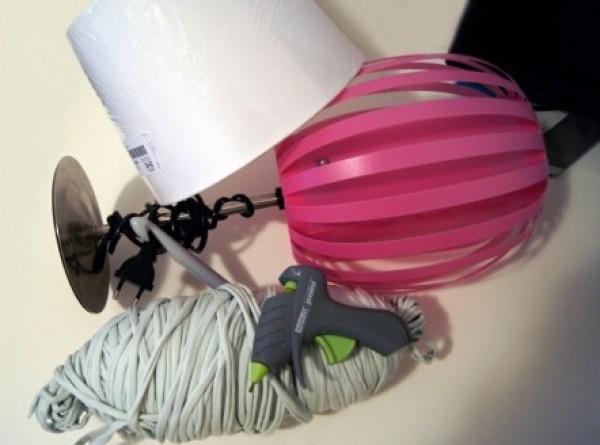 Make the monotonous desk lamp shade no longer monotonous with the handmade crochet desk lamp shade