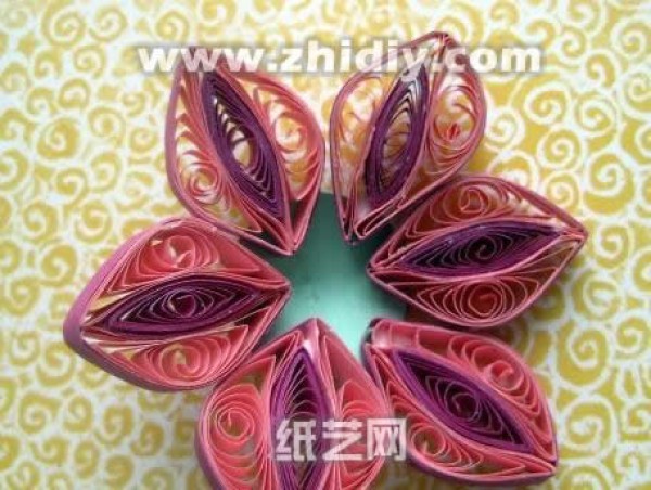 Tutorial on making handmade paper flower wall decorations