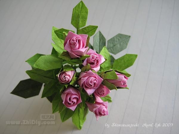 Shimizu Satsuki’s origami mini rose bouquet