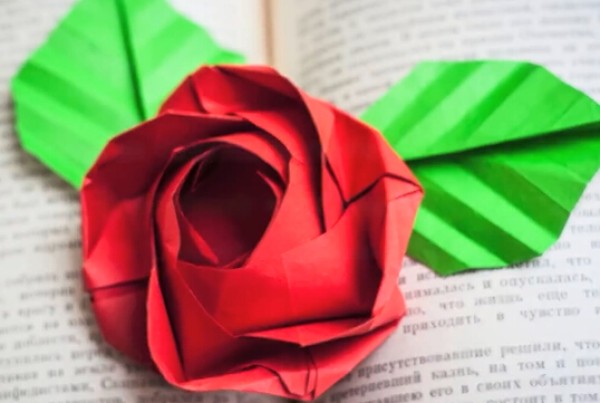 Origami roses step-by-step illustrated video tutorial teaches you how to DIY cute origami roses.