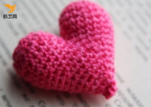 Handmade crochet cute heart-shaped knitting tutorial illustration