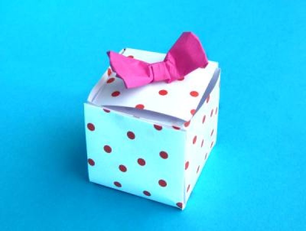 Illustrated tutorial on handmade origami gift boxes