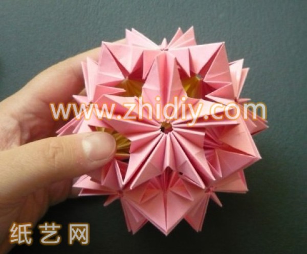 Illustrated tutorial for making paper ball flowers