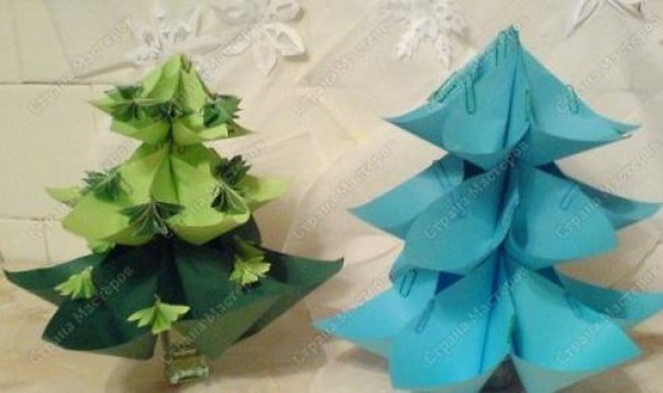 A complete tutorial on origami making a Christmas tree using sticky notes. Simple sticky notes create wonderful joy.