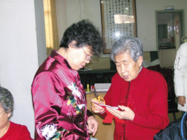 Teacher Sun Xuerong teaches paper cutting in Tianjin Binhai New Area