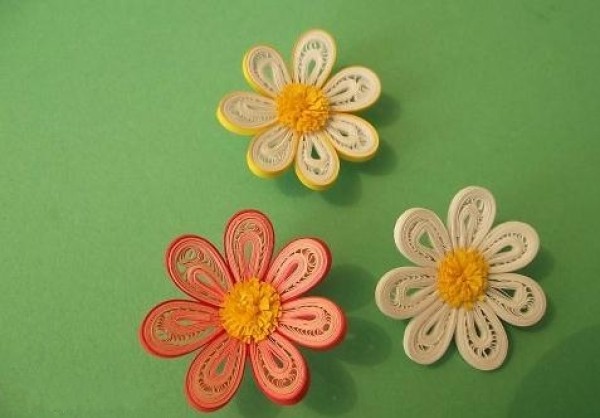 Another DIY tutorial for making small paper flowers