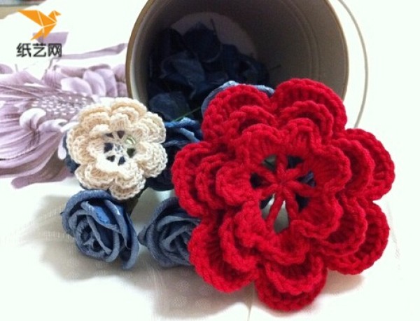 Detailed picture tutorial of crochet handmade three-dimensional flowers