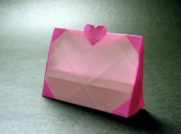 A complete tutorial on origami photo frames to capture love on Chinese Valentines Day