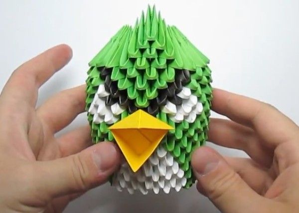 Origami triangle insert tutorial teaches you how to make a green Angry Birds handmade origami triangle insert