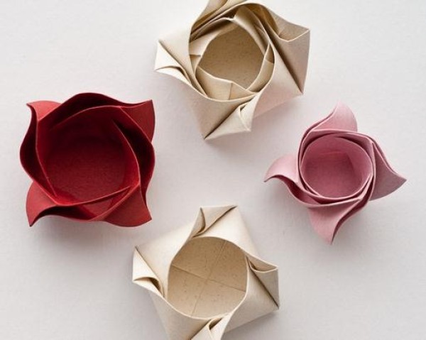 Complete illustrated tutorial for origami rose gift box for Chinese Valentines Day