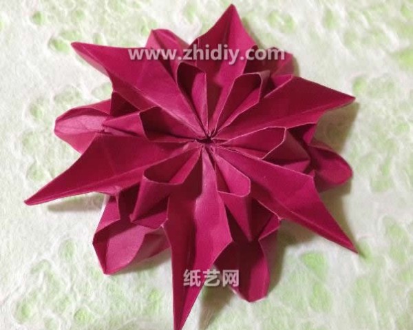 Origami Flower Encyclopedia teaches you how to fold origami dahlias