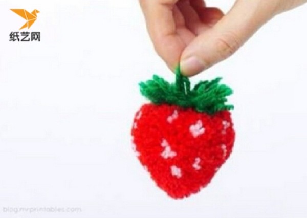 Illustrated tutorial on how to make cute yarn balls with strawberries by hand