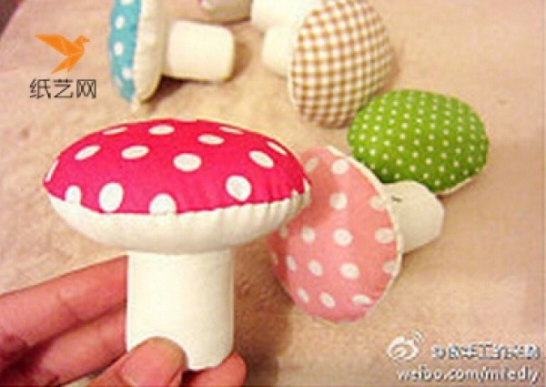 What to give as a New Year gift to a child? Illustrated tutorial on hand-making cute little fabric mushrooms as a New Year gift