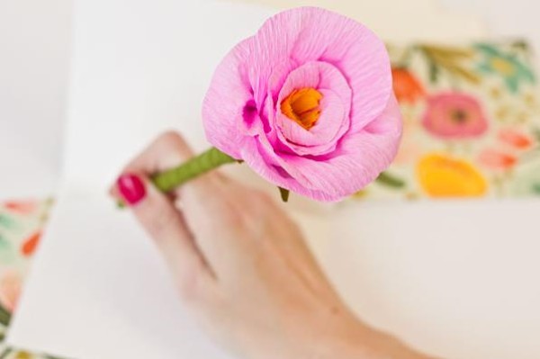 Illustrated tutorial on how to fold handmade paper pencil flowers