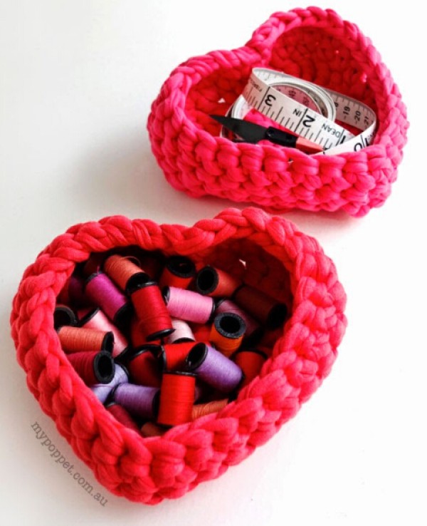 Handmade DIY Illustrated Tutorial for Handmade Crochet Heart-Shaped Basket