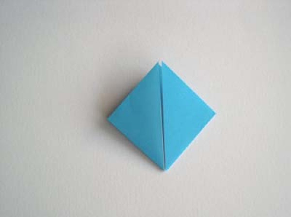 Making origami diamonds, essential small decorations for paper art works