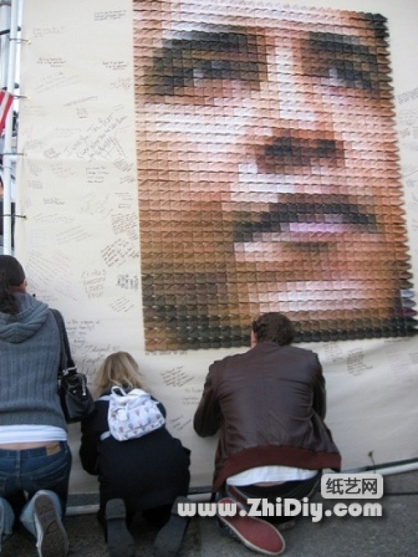 Obamas head made from 1,000 paper cranes