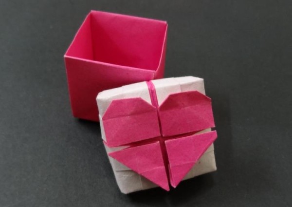 Video tutorial on how to fold a handmade origami box for Valentines Day origami heart gift box