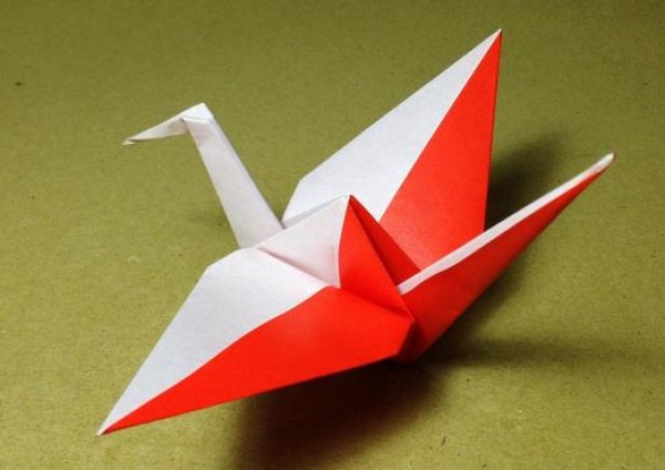 How to fold paper crane before and after two-color origami video tutorial of hand origami crane