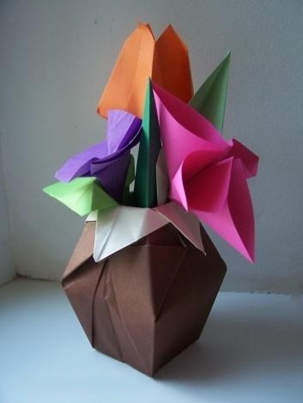 A step-by-step tutorial on how to make a decorative origami bouquet for Fathers Day.