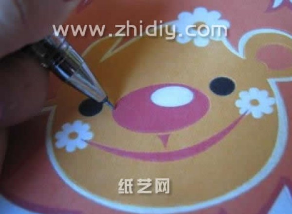 DIY tutorial on how to draw a cartoon lion on quilled paper