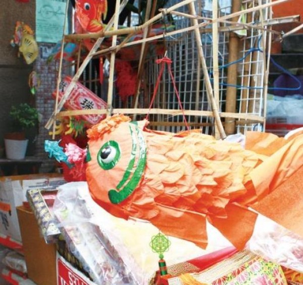 Old Chengdu artist origami makes paper lanterns for the Year of the Tiger