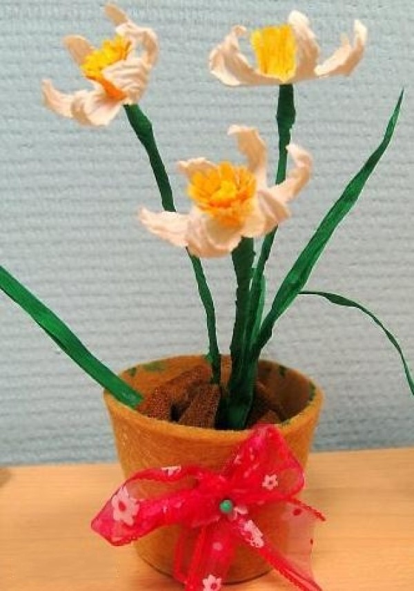 Tutorial on how to make handmade paper daffodils