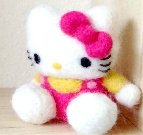 Video tutorial on how to make a fluffy kitty hello kitty with wool felt