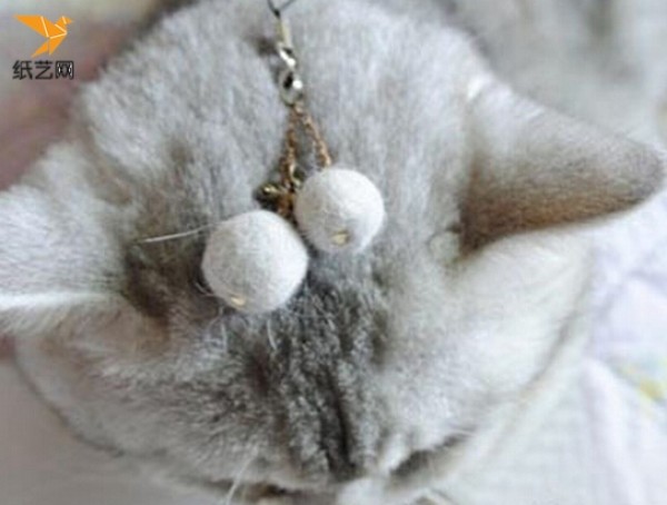 Tutorial on how to make handmade cat felt ball ornaments